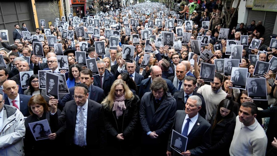 Milei asiste al acto por las víctimas del atentado a la AMIA a 32 años del ataque