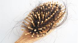 ¿Se te cae el cabello después del parto? Lo que debes saber sobre la alopecia postparto
