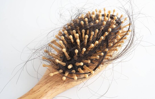 ¿Se te cae el cabello después del parto? Lo que debes saber sobre la alopecia postparto