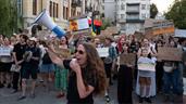 Miles se manifiestan en Kiev contra la destitución del ministro de Defensa