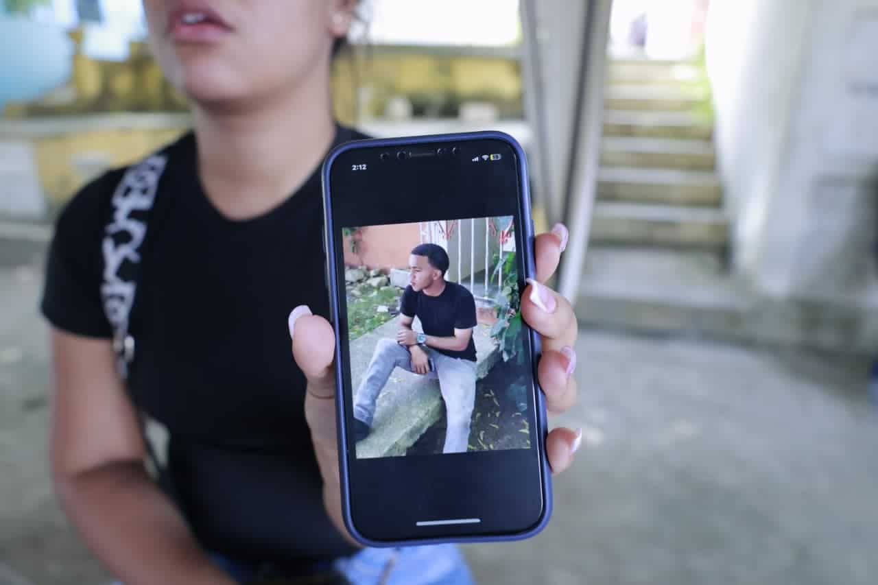 Gabriela muestra una foto de su hermano.