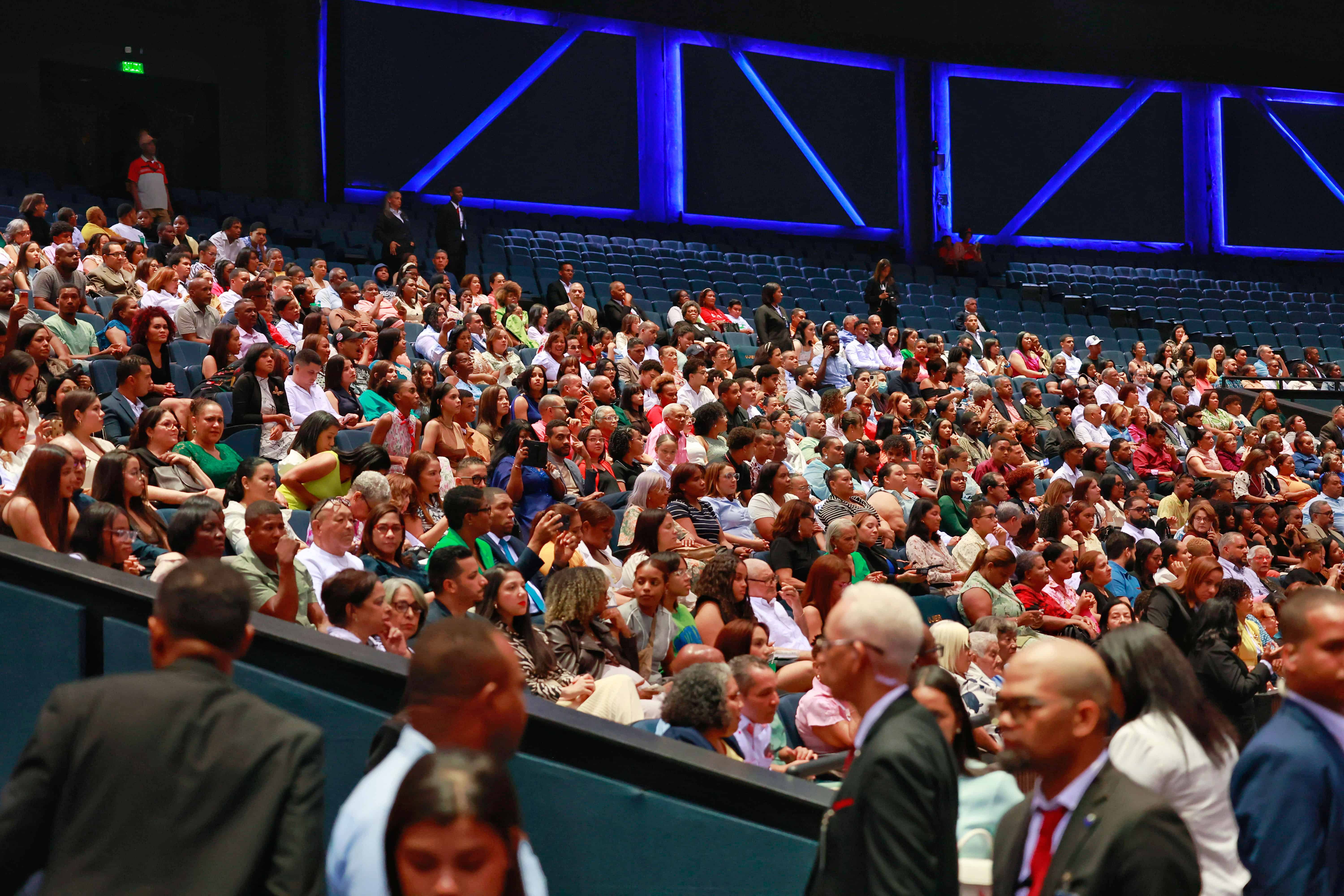 Parte de la congregación que asistieron a la inauguración de la iglesia.