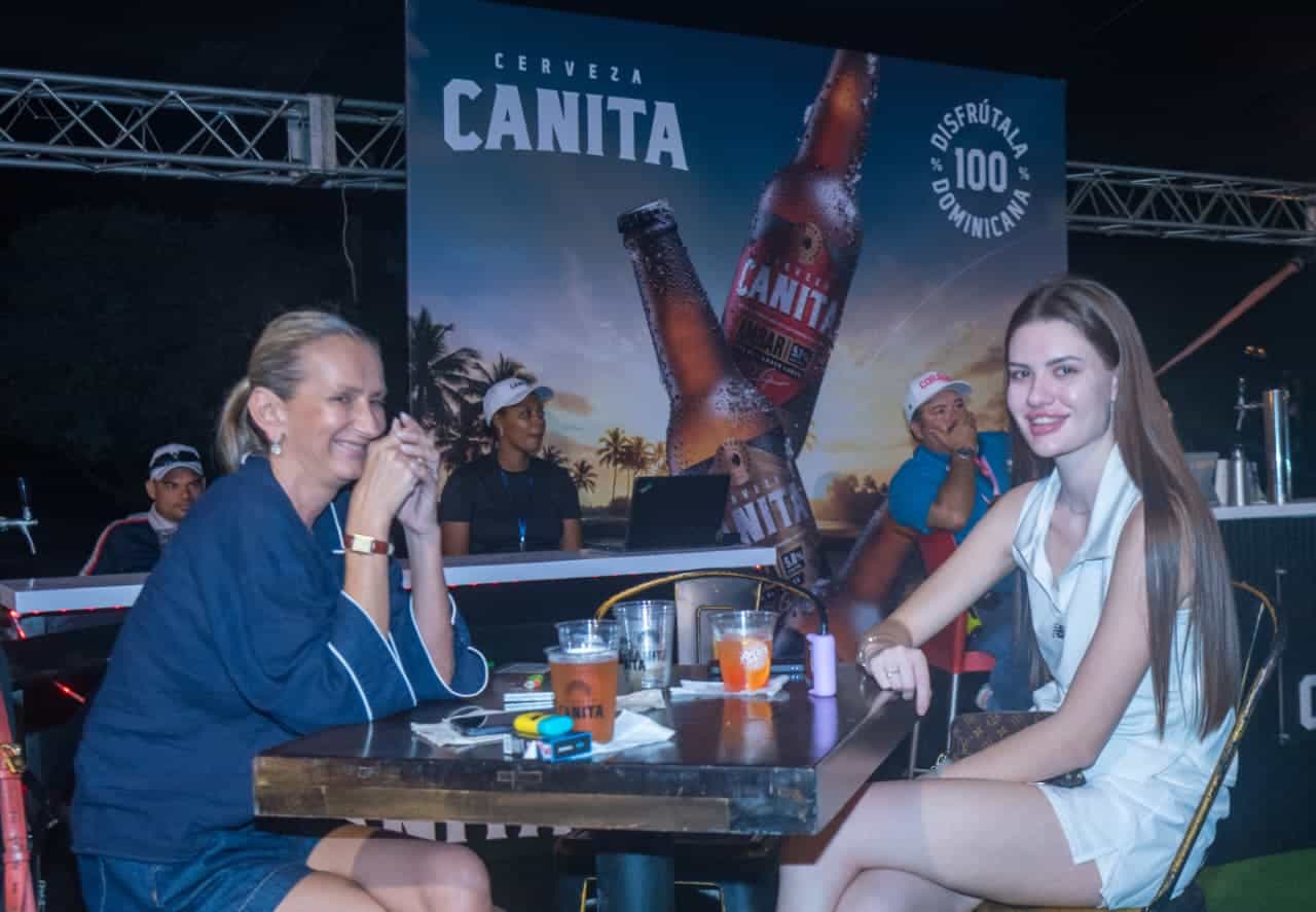 Asistentes disfrutan en el stand de Cerveza Canita.