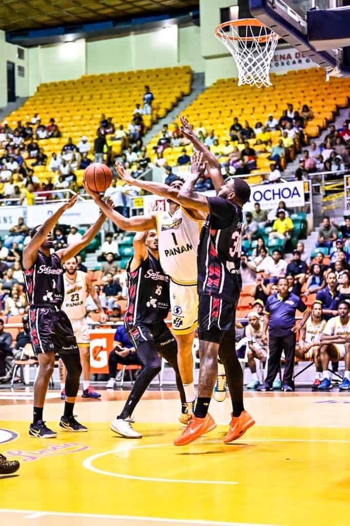 Los Metros vencen a los Gigantes y se mantienen con vida en la Serie Final Los Metros vencen a los Gigantes y se mantienen con vida en la Serie Final
