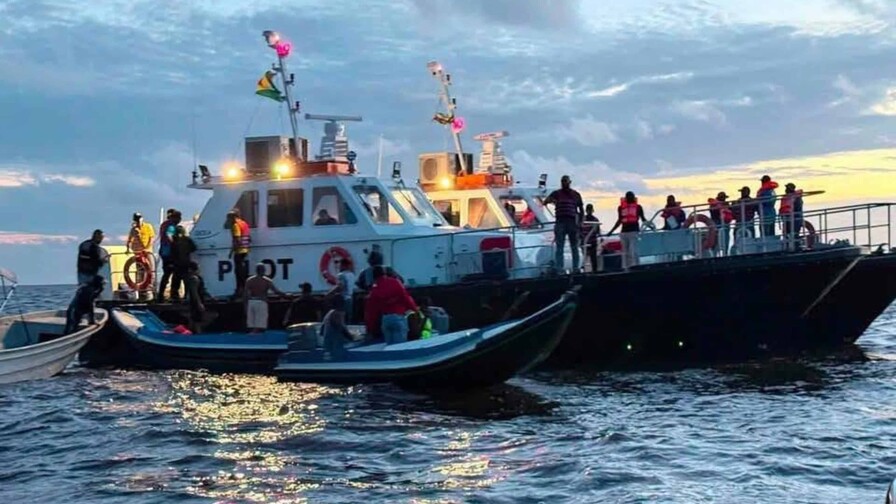 Rescatan a 67 personas, entre ellas 15 niños, tras volcar ferry con 133 viajeros en Guyana Rescatan a 67 personas, entre ellas 15 niños, tras volcar ferry con 133 viajeros en Guyana