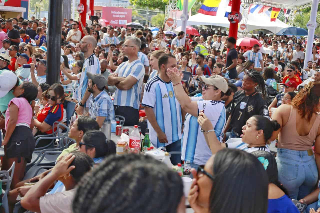Los fanáticos se vistieron del color de sus equipos favoritos.