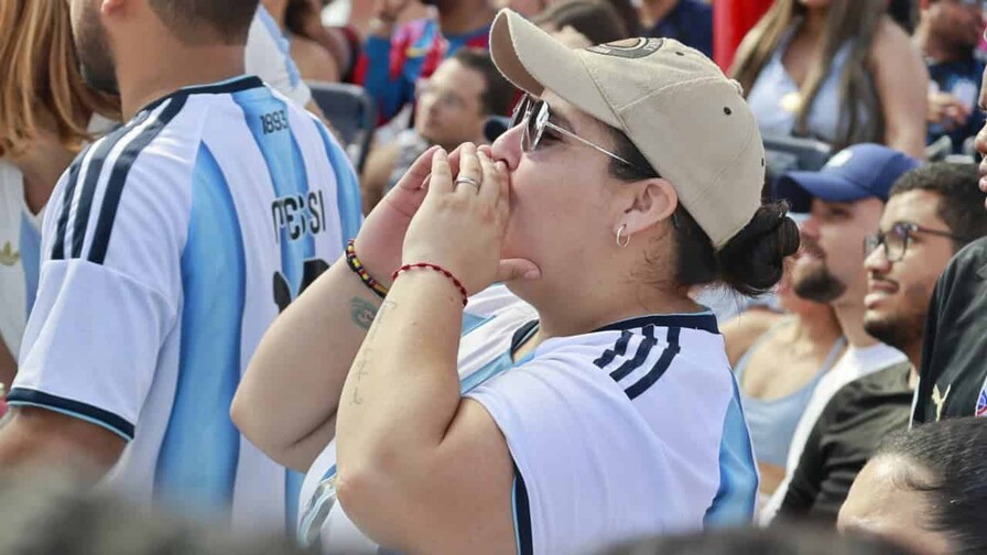 Cientos de personas disfrutan de la final del Mundial de Fútbol en el Malecón Deportivo Cientos de personas disfrutan de la final del Mundial de Fútbol en el Malecón Deportivo