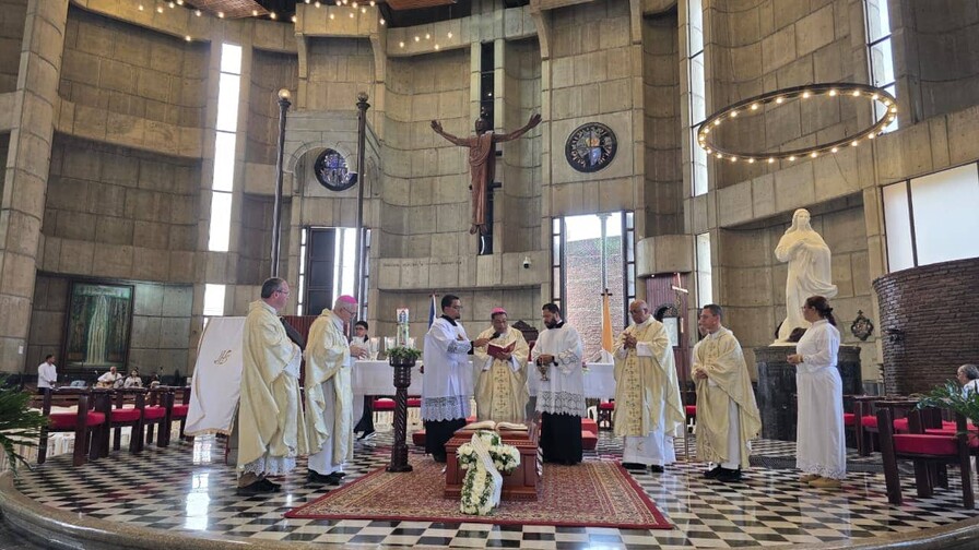Multitud acompaña exequias de monseñor Antonio Camilo, que será sepultado este domingo en La Vega Multitud acompaña exequias de monseñor Antonio Camilo, que será sepultado este domingo en La Vega