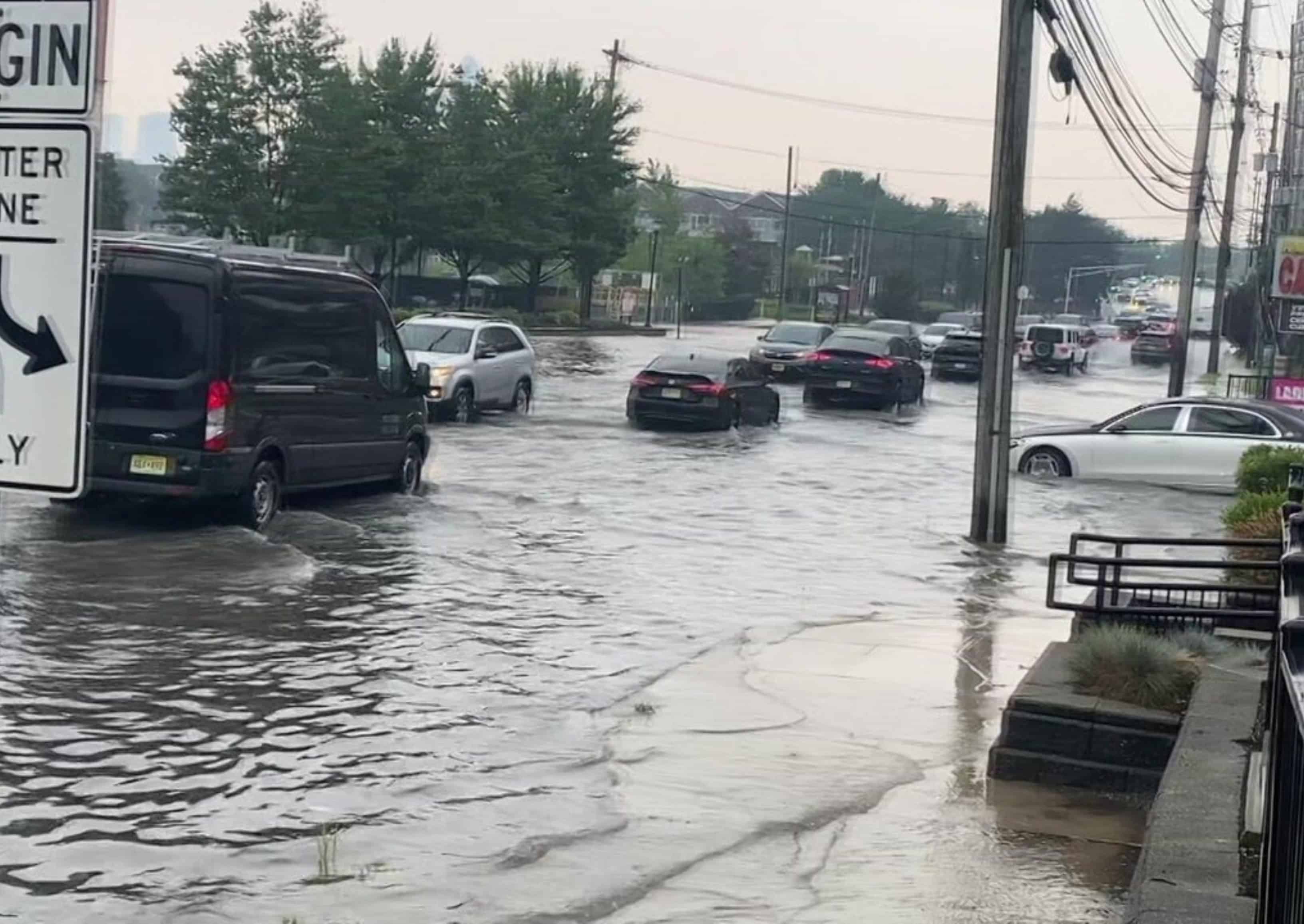 Imagen muestra las inundaciones en Nueva York por fuertes lluvias la tarde del sábado.