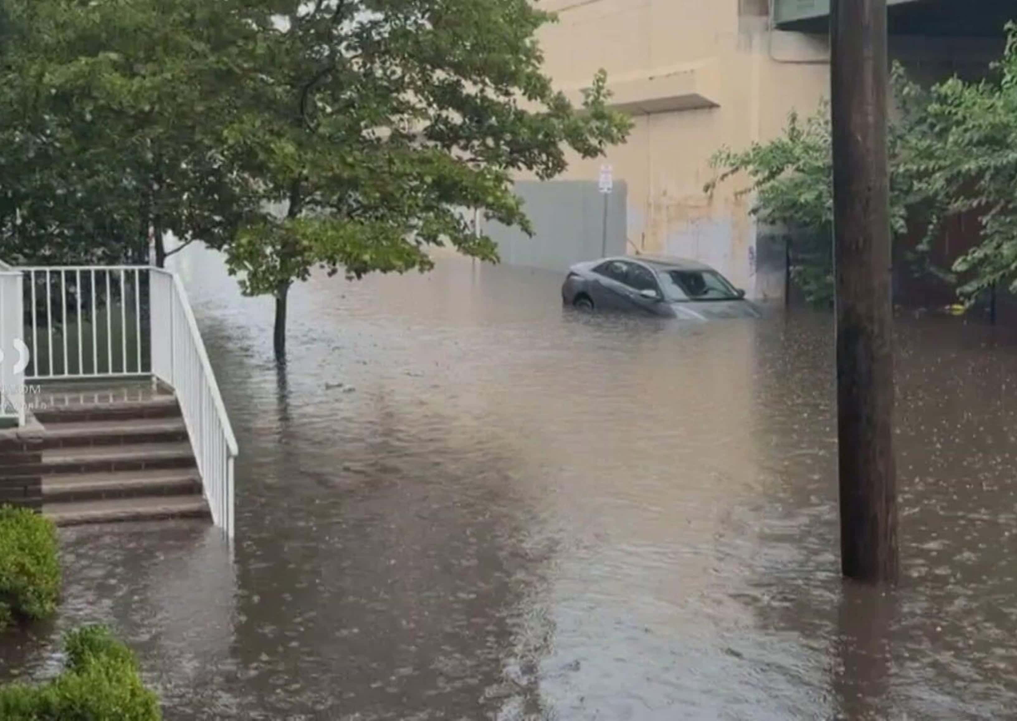Imagen muestra las inundaciones en Nueva York por fuertes lluvias la tarde del sábado.