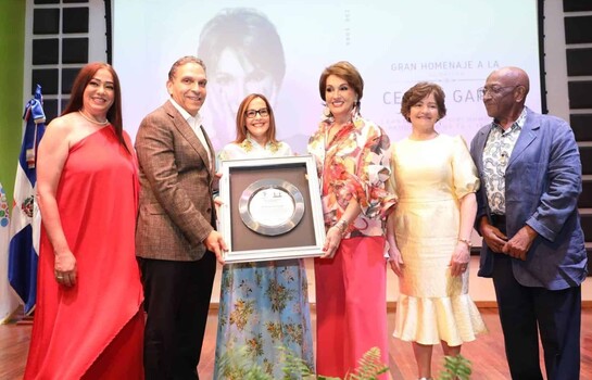 Cecilia García recibe emotivo homenaje en Baní por su trayectoria artística