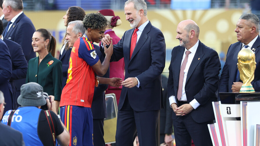 El rey ha muerto, ¡viva el rey!: Messi cede la corona a Lamine Yamal El rey ha muerto, ¡viva el rey!: Messi cede la corona a Lamine Yamal