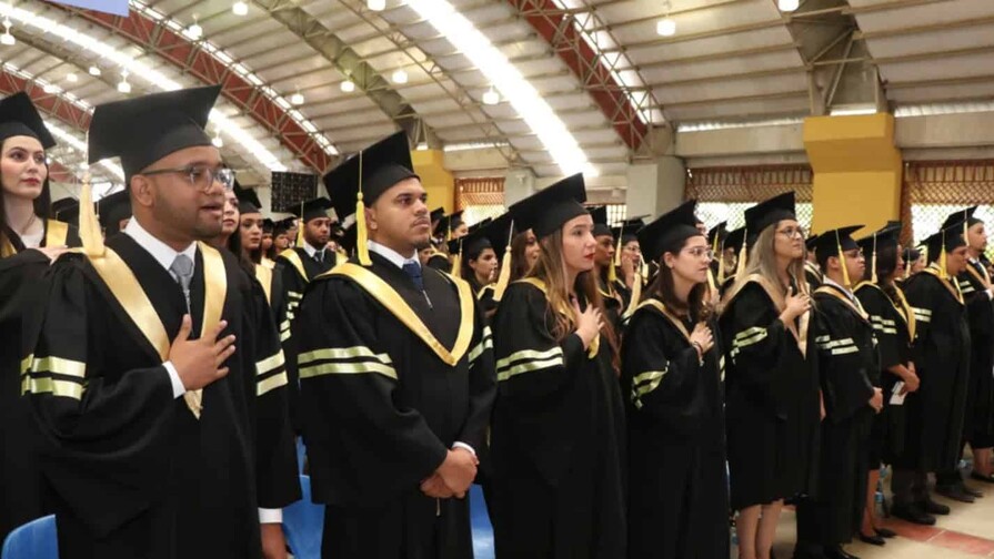 Las universidades dominicanas gradúan profesionales, pero ignoran los grandes problemas nacionales Las universidades dominicanas gradúan profesionales, pero ignoran los grandes problemas nacionales