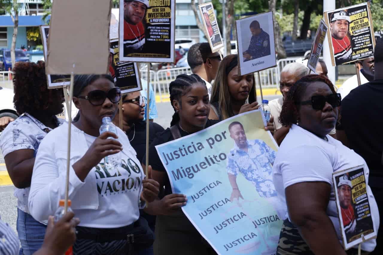 Familiares y amigos de Miguel Antonio Valenzuela, de 44 años, se manifestaron este lunes frente a la sede de la Procuraduría General de la República para exigir una investigación sobre las circunstancias en las que falleció después de permanecer cinco días detenido en un destacamento policial de San Cristóbal.<br><br>