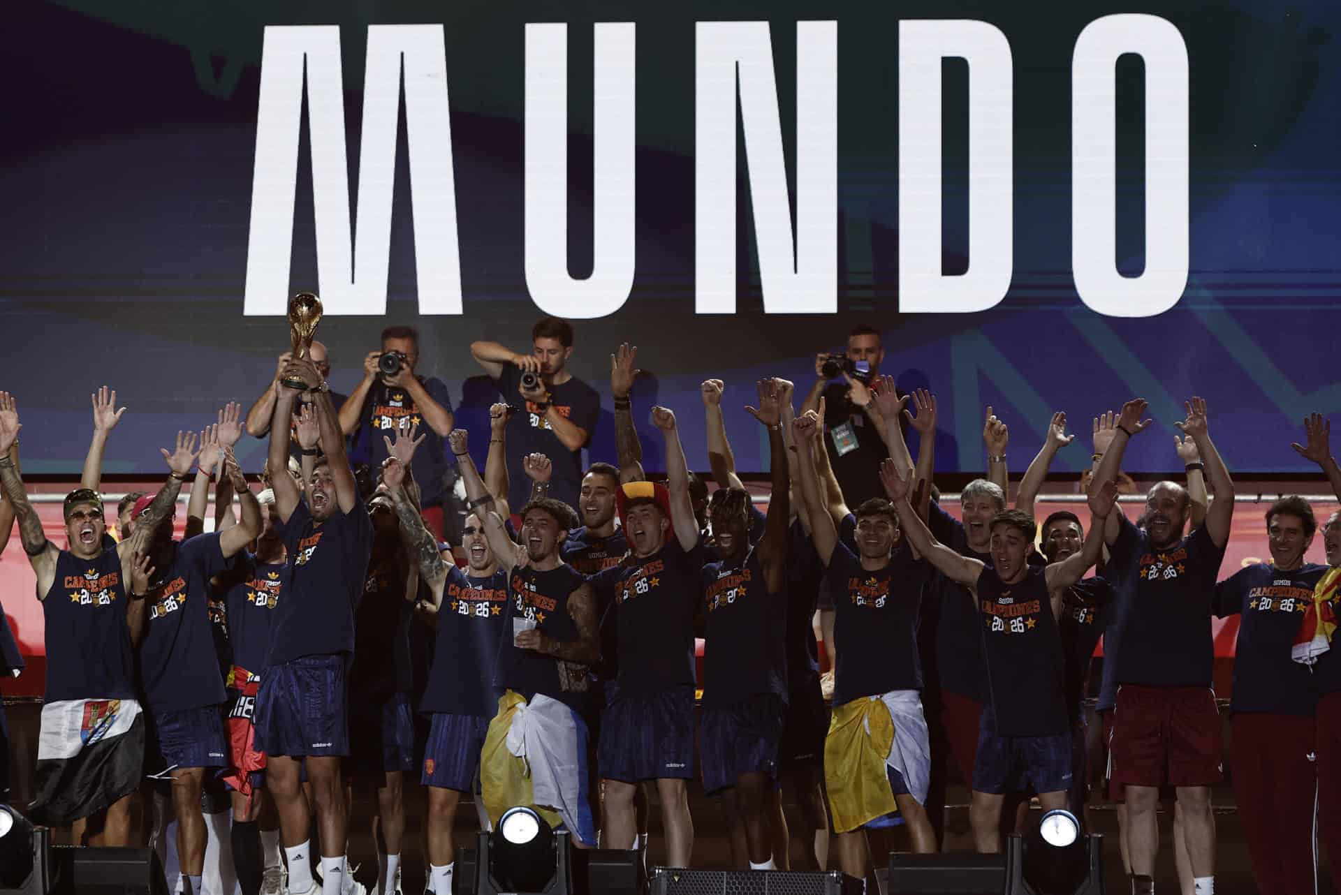 Así celebra la selección española en la Plaza de Cibeles.
