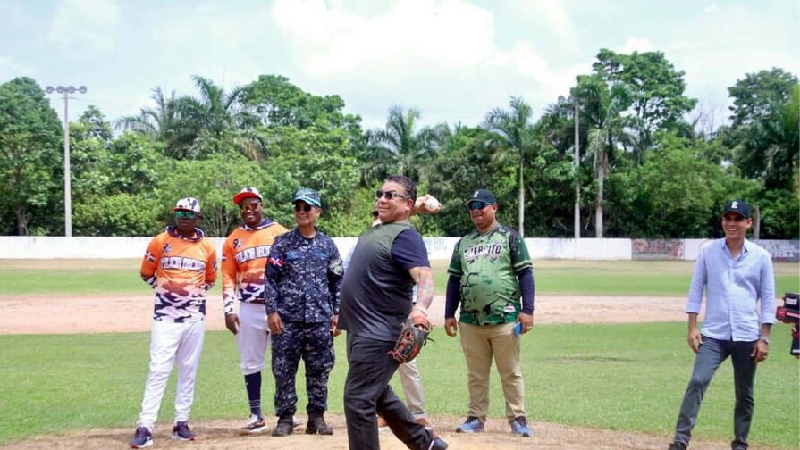 Bartolo Colón y Junior Noboa participan en el encuentro deportivo entre la Policía y el Ejército Bartolo Colón y Junior Noboa participan en el encuentro deportivo entre la Policía y el Ejército