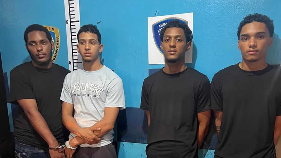Arrestan a cuatro jóvenes acusados de asaltar una joyería en Santiago Arrestan a cuatro jóvenes acusados de asaltar una joyería en Santiago