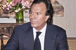 Julio Iglesias demanda en el Supremo a vicepresidenta española y le reclama 50,000 euros