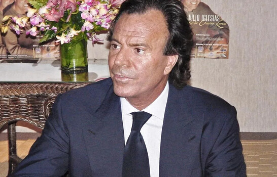 Julio Iglesias demanda en el Supremo a vicepresidenta española y le reclama 50,000 euros