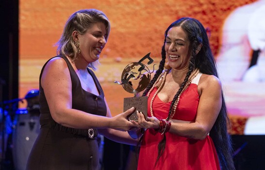 Lila Downs recibe reconocimiento en Cartagena por su trayectoria musical