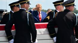 Trump recibe con honores los restos de los cuatro militares muertos en Jordania e Irak