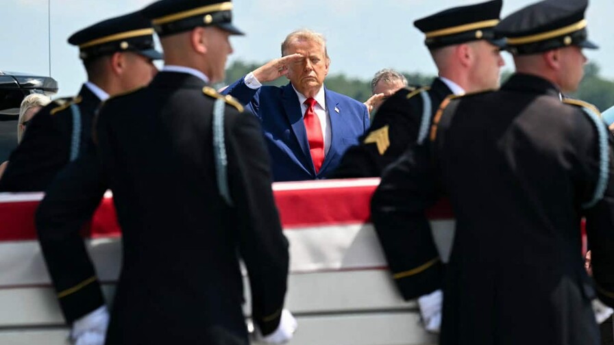 Trump recibe con honores los restos de los cuatro militares muertos en Jordania e Irak