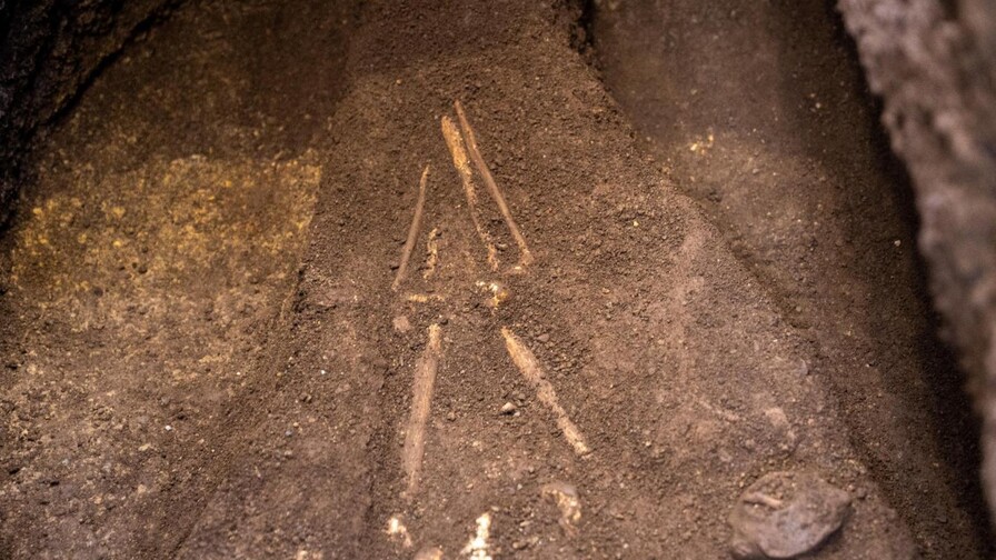 Extraen osamenta humana de casi 3,000 años en El Salvador