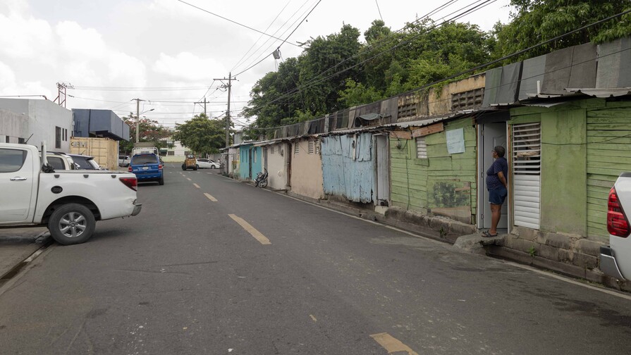 La acera se convirtió en barrio: el asentamiento que creció por más de 40 años en el ensanche La Fe