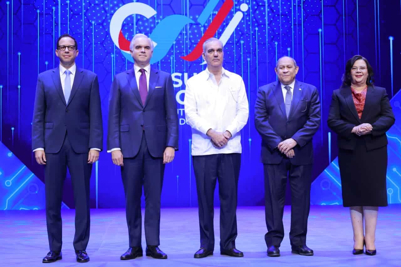 De izquierda a derecha, Sigmund Freund, ministro de Administración Pública; Luis Miguel De Camps, ministro de Educación; el presidente Luis Abinader; Rafael Santos Badía, ministro de Educación Superior, Ciencia y Tecnología (Mescyt); y Maira Morla Pineda, directora general del Instituto Nacional de Formación Técnico Profesional (Infotep).