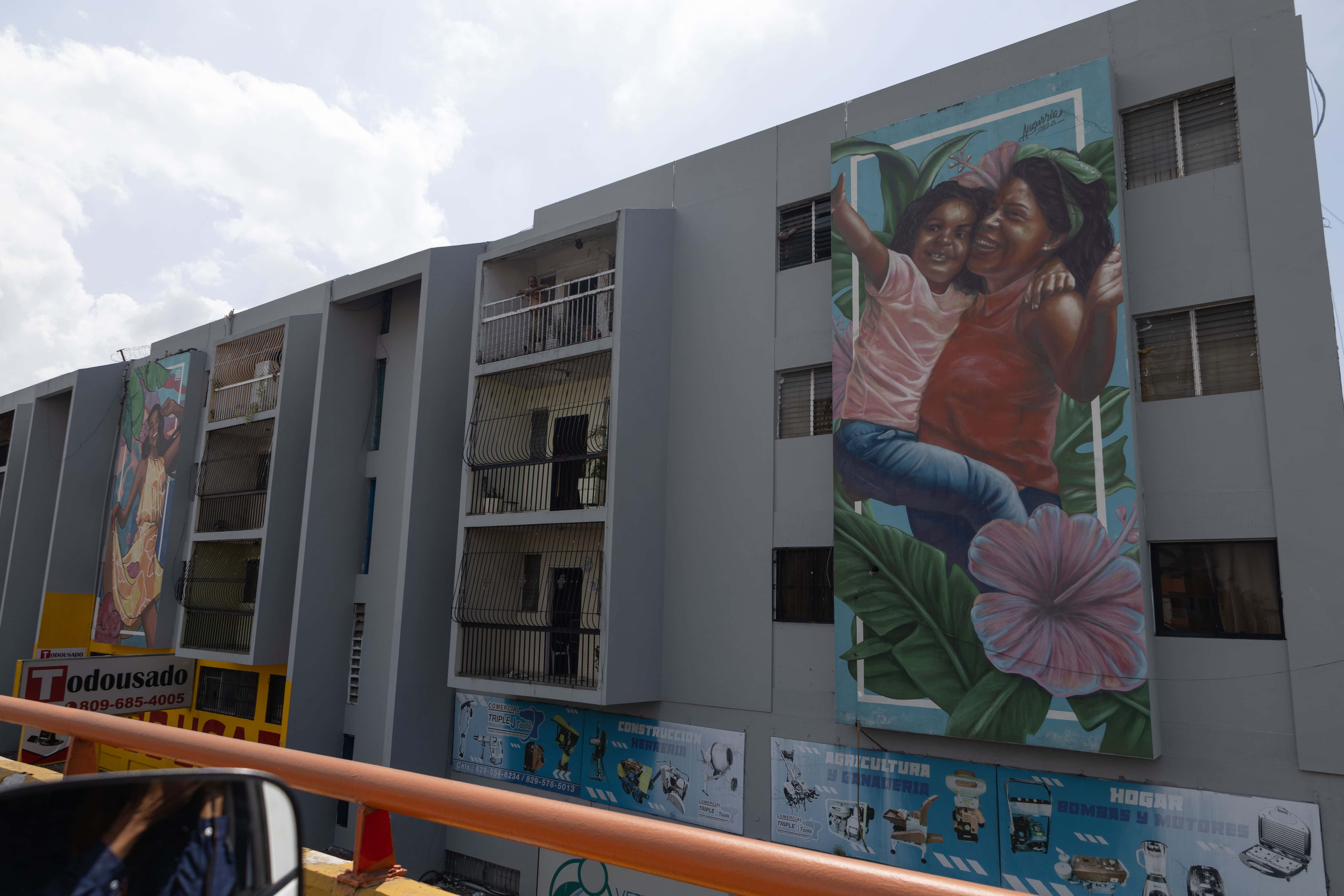 Las autoridades retocaron la pintura y los murales en los edificios de la calle París, que se ven desde el elevado de la avenida 27 de Febrero.
