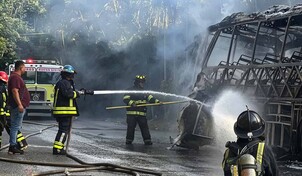 Al menos nueve personas resultan heridas tras incendiarse autobús de Caribe Tours en Jarabacoa