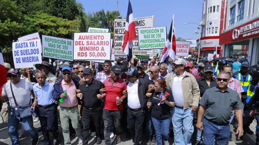 Profesionales de la agropecuaria vuelven a marchar hacia el Palacio Nacional Profesionales de la agropecuaria vuelven a marchar hacia el Palacio Nacional