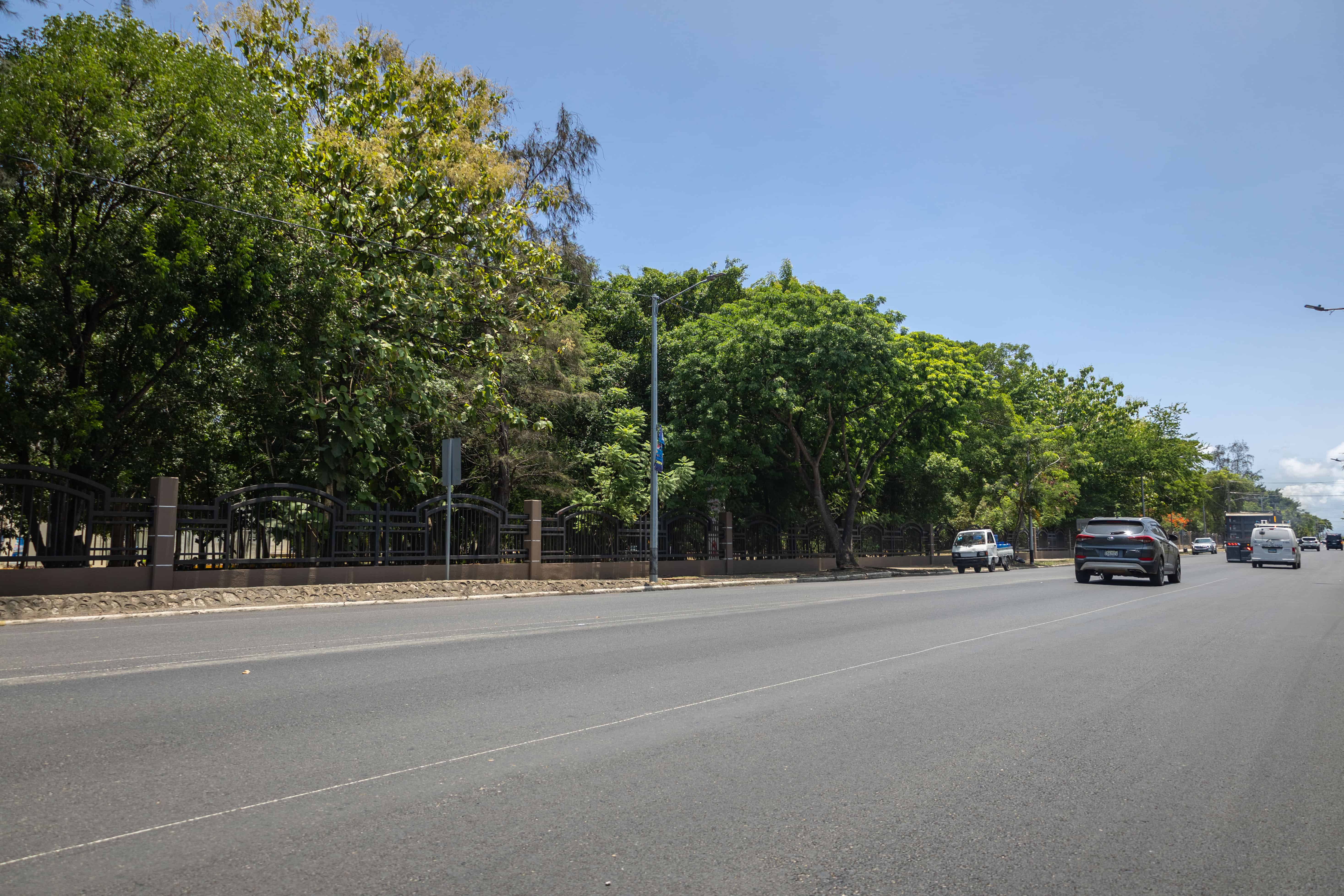 Alrededores del parque del Este con cámaras, semáforos, y calles asfaltadas
