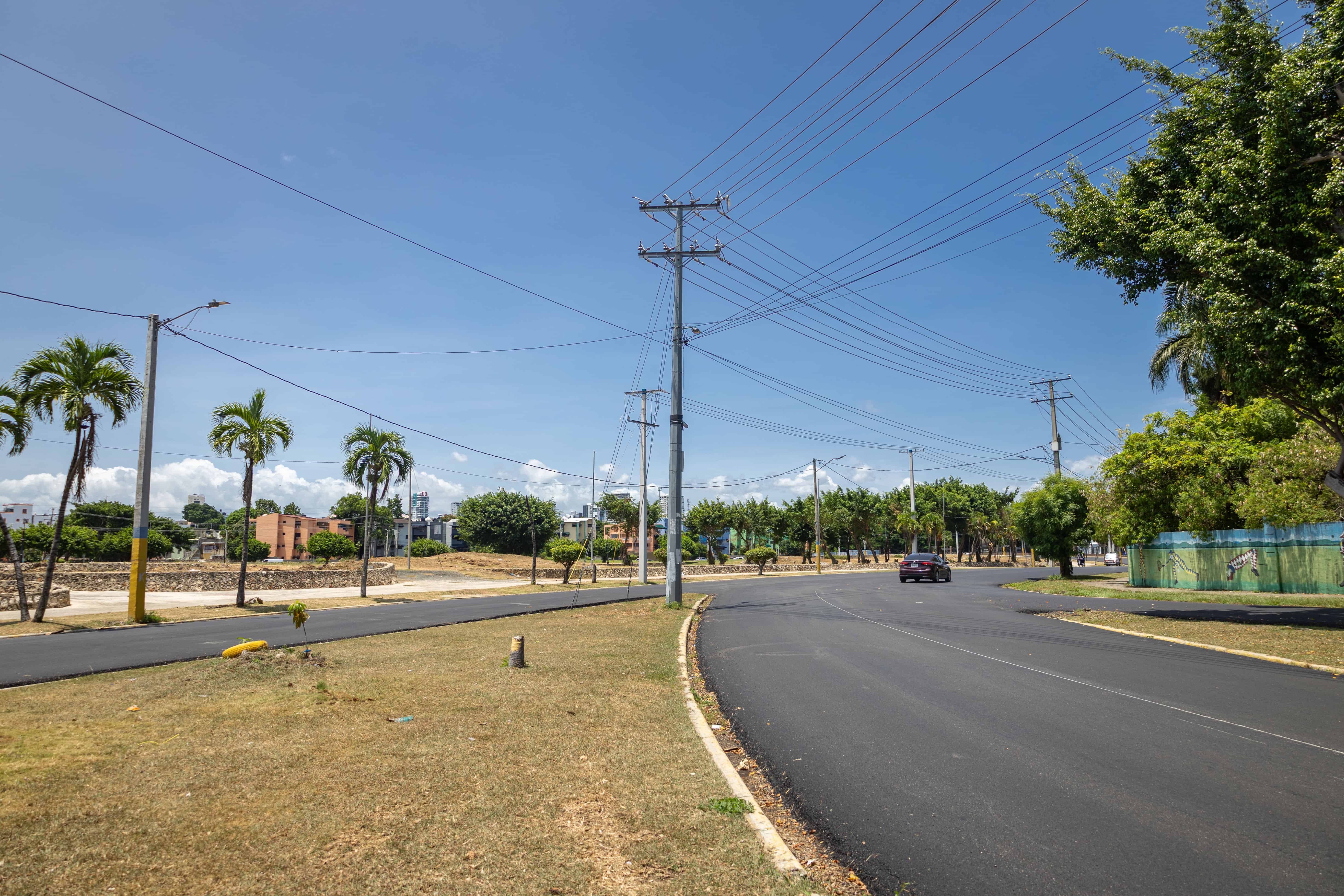 Alrededores del parque del Este con cámaras, semáforos, y calles asfaltadas