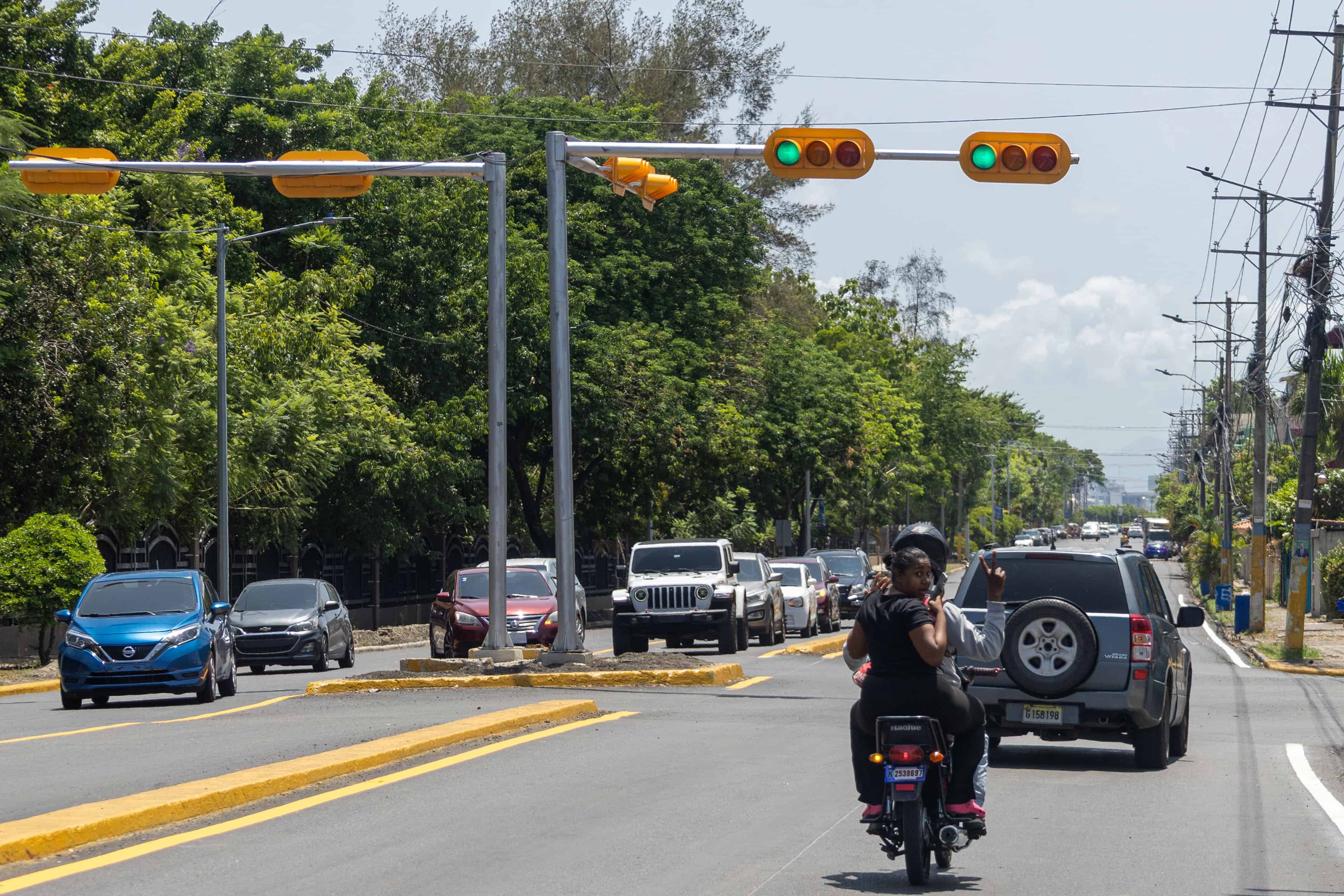 Alrededores del parque del Este con cámaras, semáforos, y calles asfaltadas
