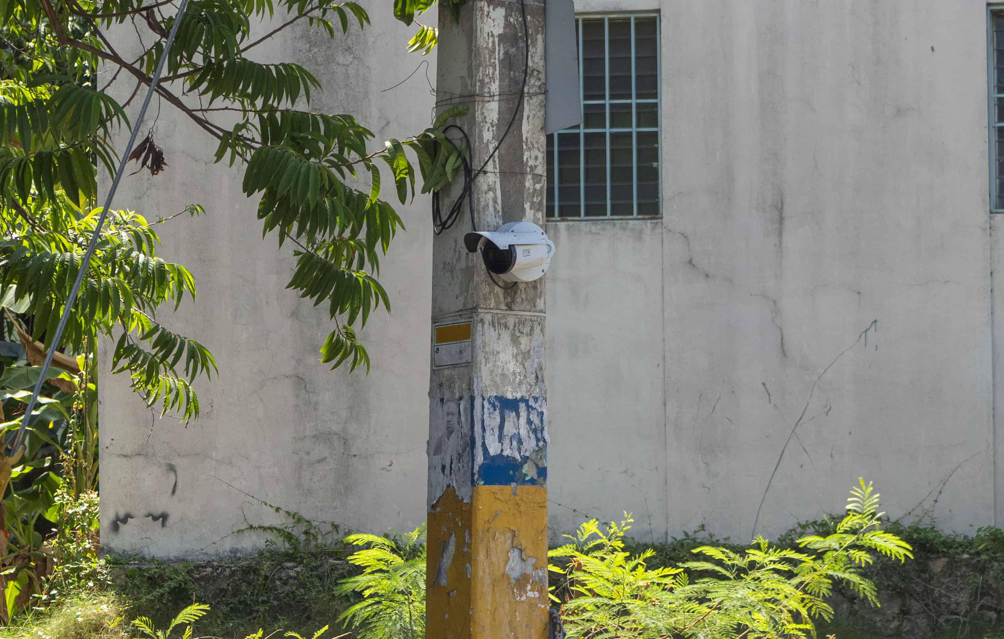 Alrededores del parque del Este con cámaras, semáforos, y calles asfaltadas