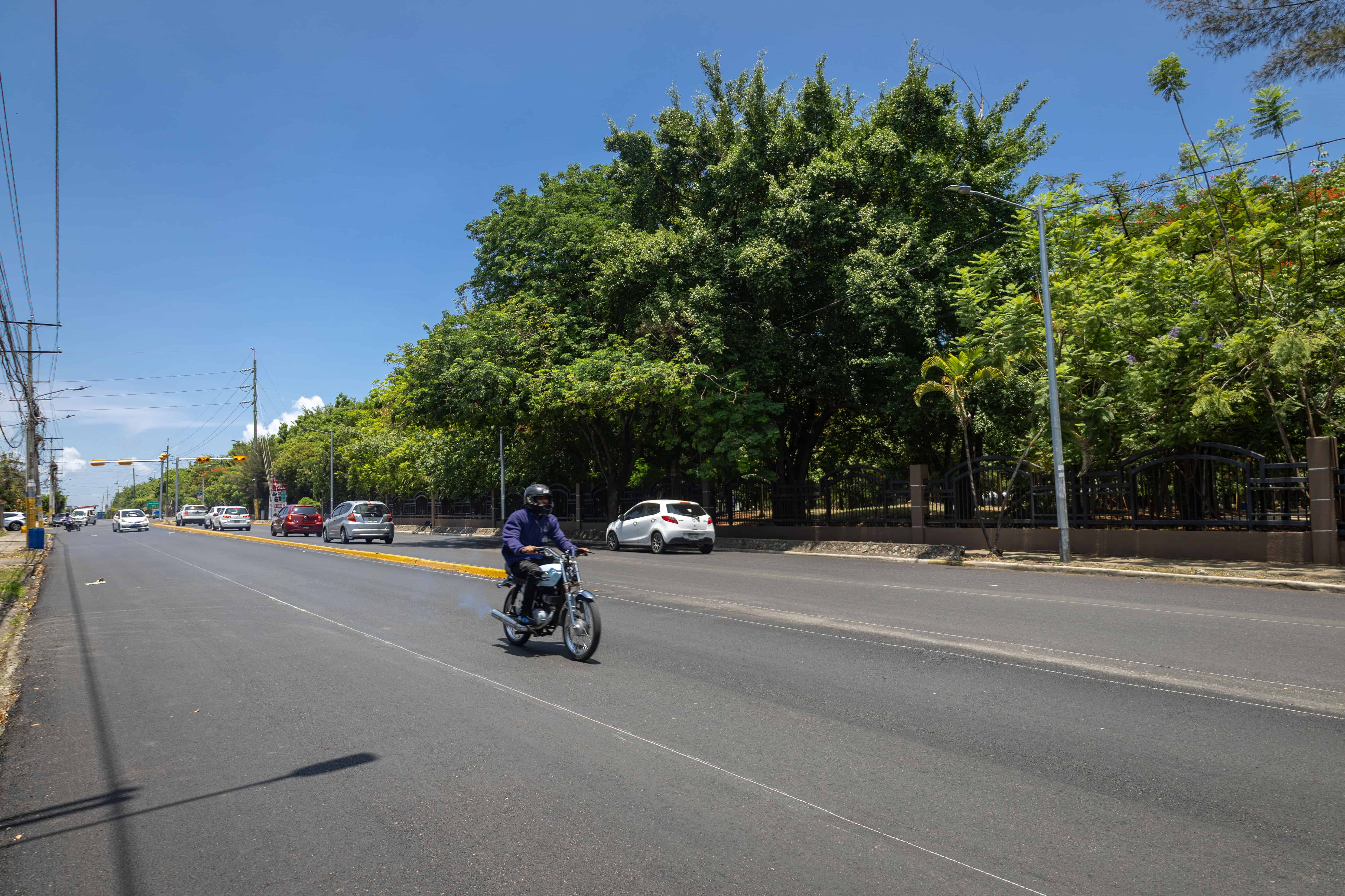 Alrededores del parque del Este con cámaras, semáforos, y calles asfaltadas