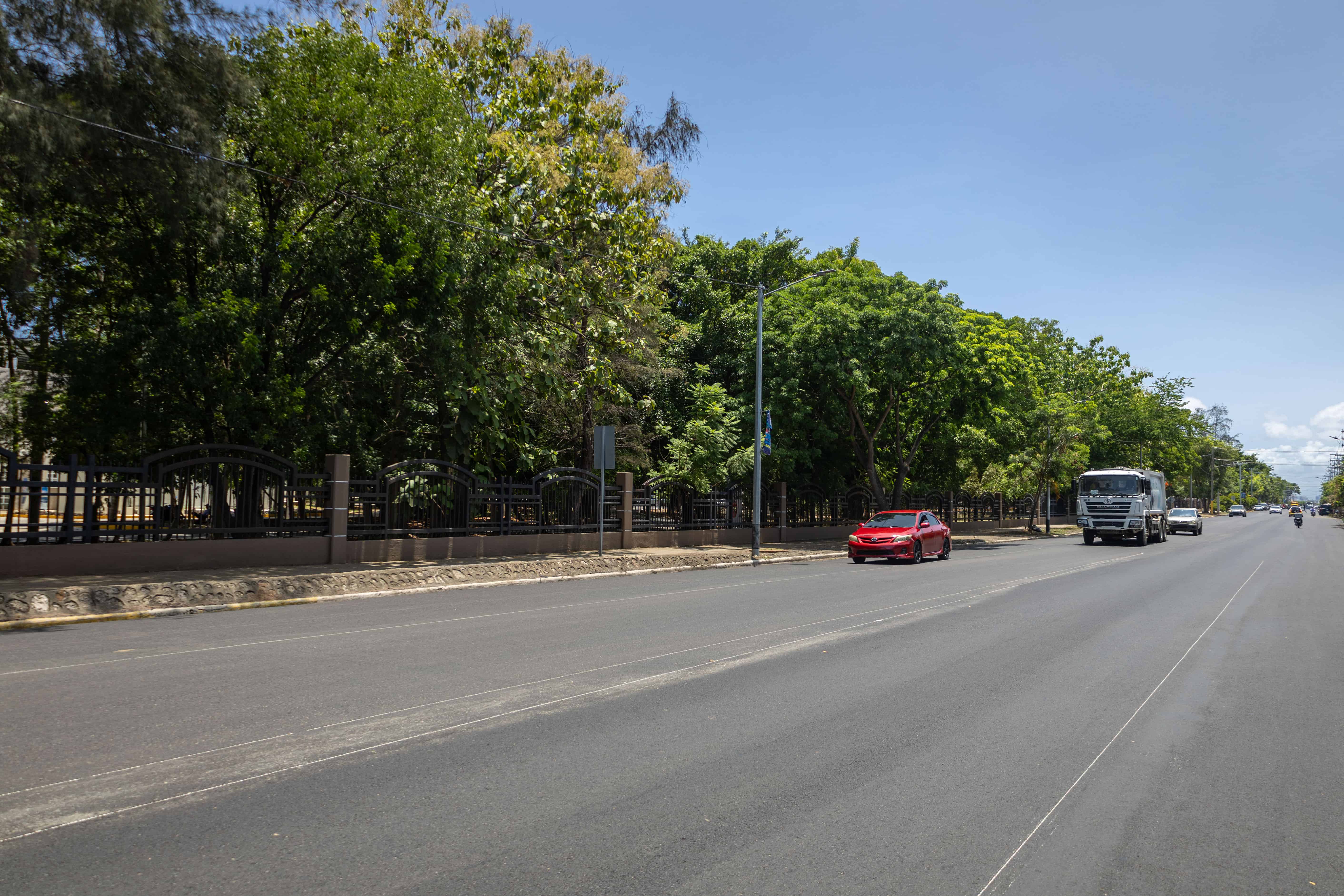 Alrededores del parque del Este con cámaras, semáforos, y calles asfaltadas
