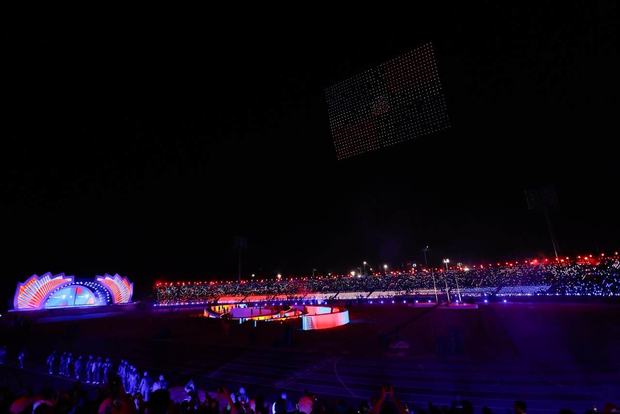 El escenario brilló por si solo. Un juego de luces y drones iluminó el estadio.