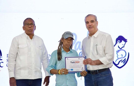 Abinader exhorta a los padres a proteger a sus familias y a acompañar a sus hijos