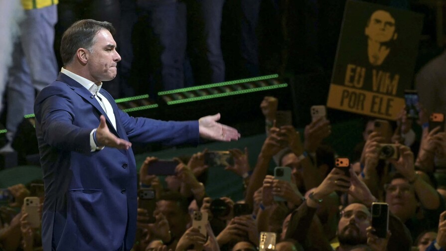 En dificultades, Flávio Bolsonaro oficializa su candidatura presidencial en Brasil