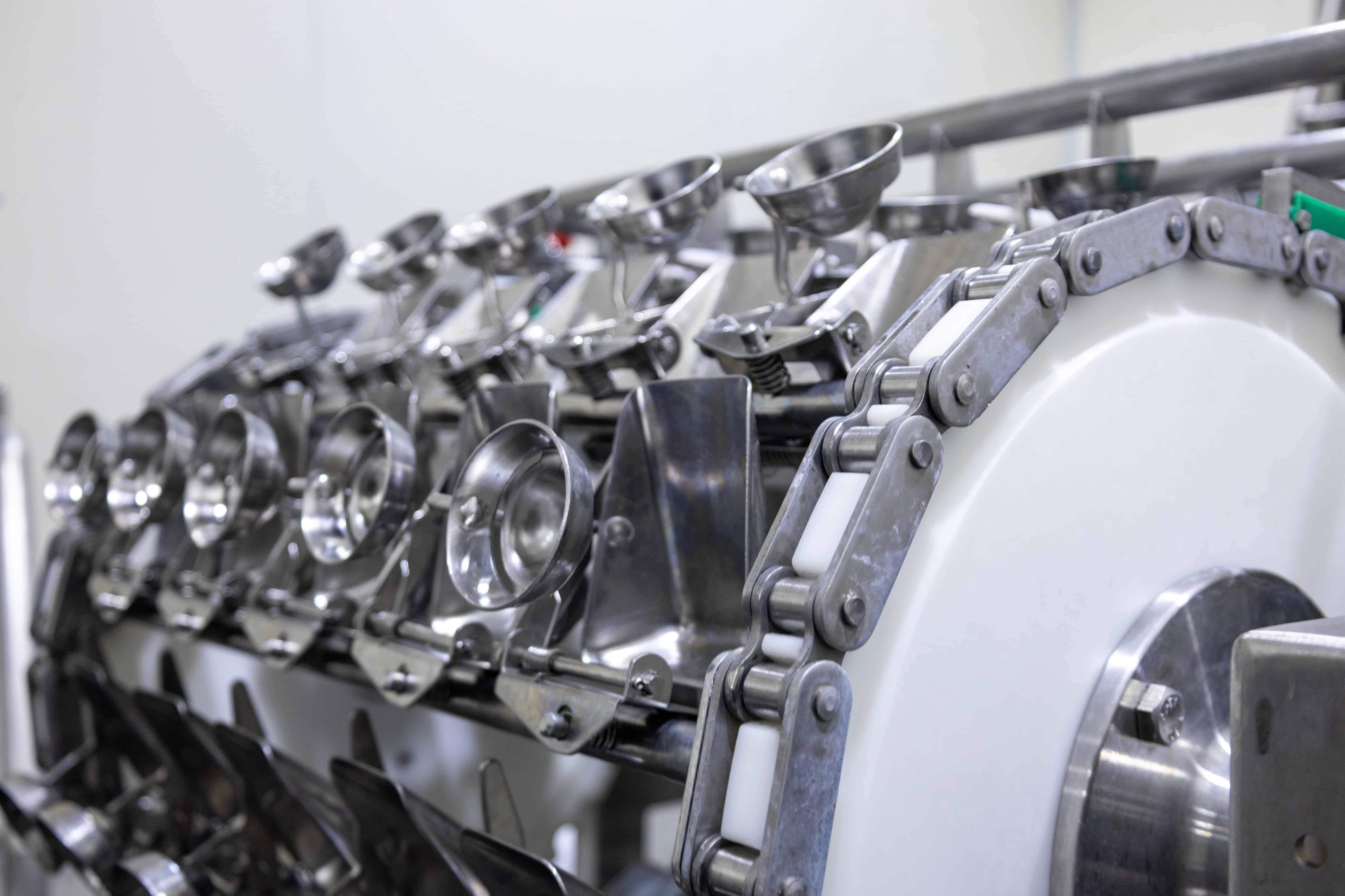 Máquina quebradora de huevos. Aquí, se pueden romper entre 45,000 a 50,000 huevos en una sola jornada.
