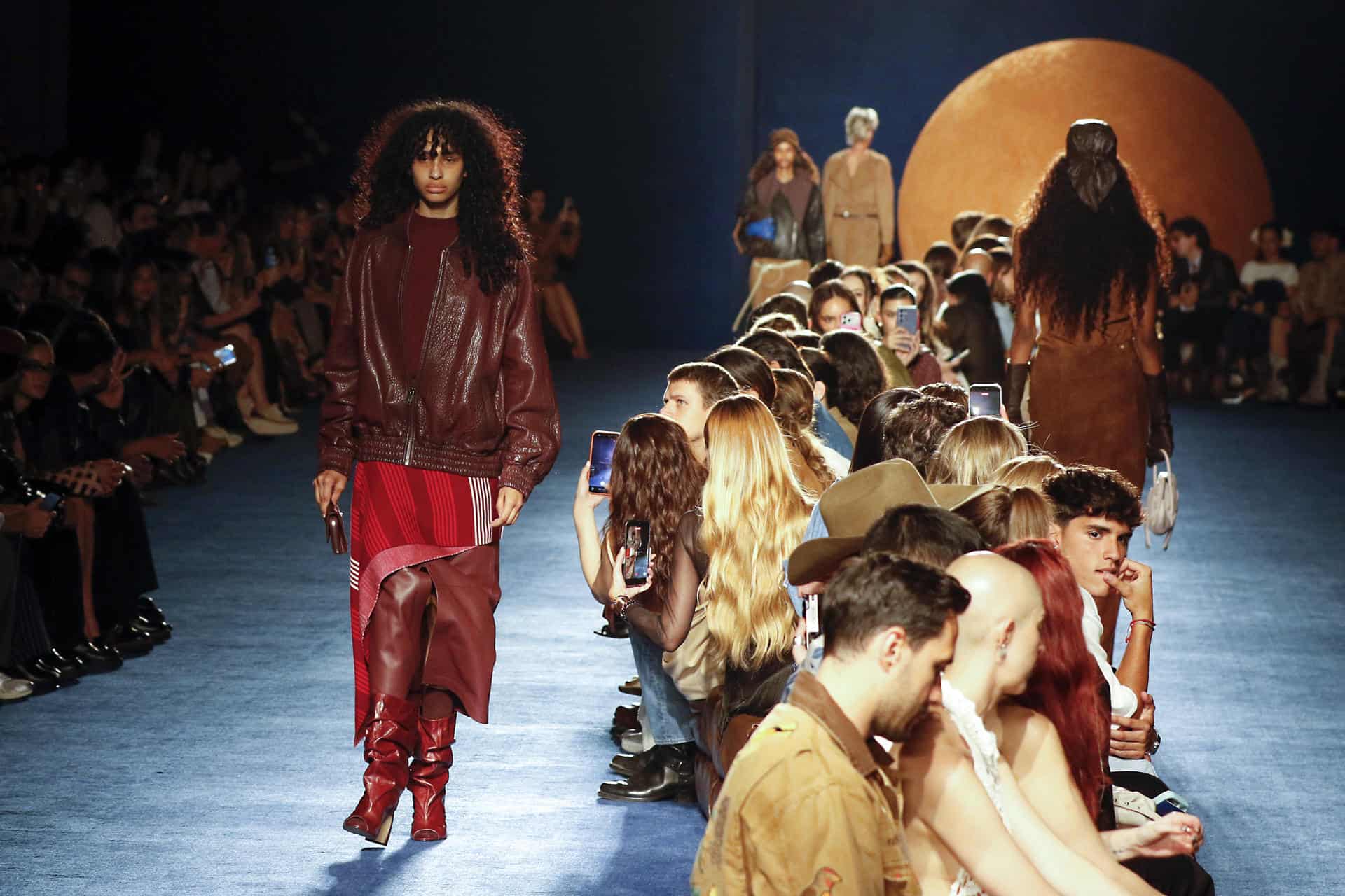 Modelos desfilan durante la pasarela inaugural de Colombiamoda este sábado, en Medellín (Colombia). Con la pasarela “Artisan Gang in The City”, un desfile de la marca Vélez y el cantante colombiano J Balvin se realizó la apertura de Colombiamoda 2026.&nbsp;