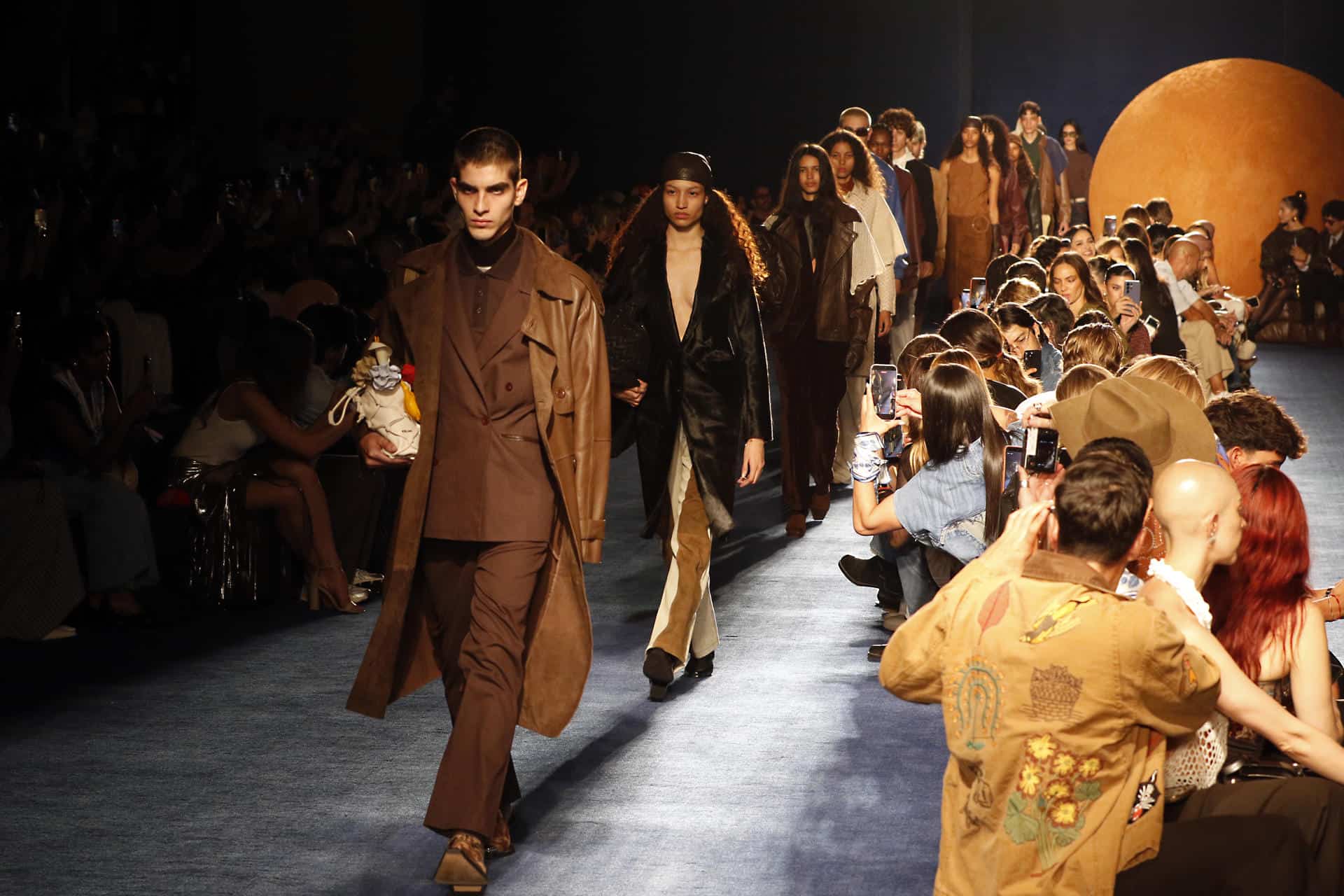 Modelos desfilan durante la pasarela inaugural de Colombiamoda este sábado, en Medellín (Colombia). Con la pasarela “Artisan Gang in The City”, un desfile de la marca Vélez y el cantante colombiano J Balvin se realizó la apertura de Colombiamoda 2026. 