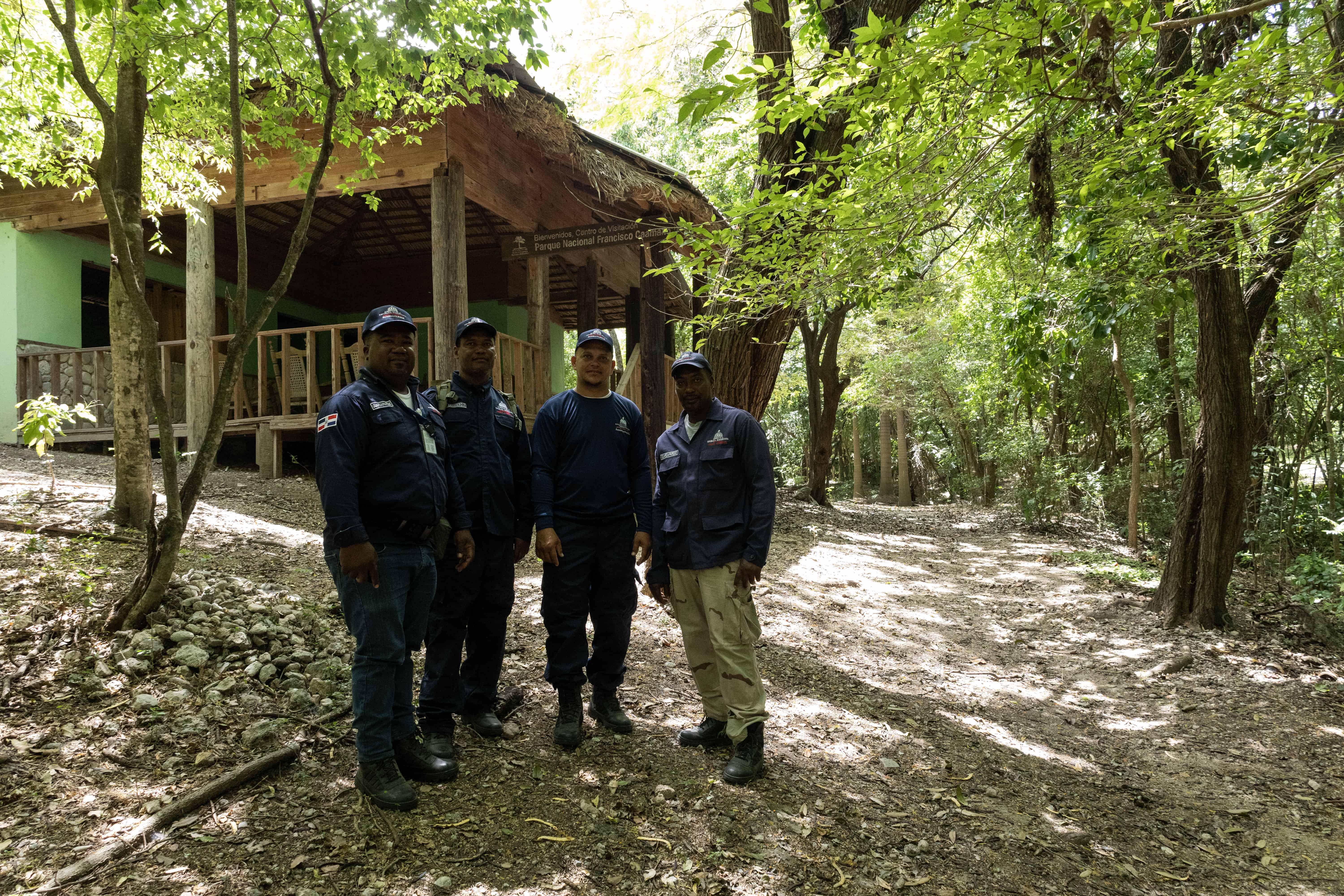 Guardaparques del Parque Nacional Francisco A Caamaño.&nbsp;