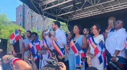 Alcalde de Nueva York y líderes comunitarios participan en la Gran Parada Dominicana del Bronx