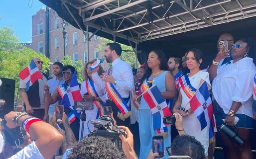 Alcalde de Nueva York y líderes comunitarios participan en la Gran Parada Dominicana del Bronx