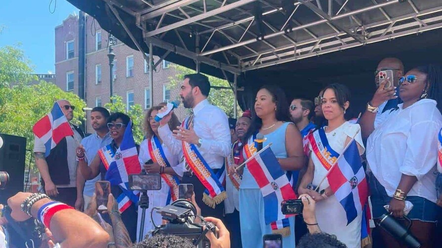 Alcalde de Nueva York y líderes comunitarios participan en la Gran Parada Dominicana del Bronx Alcalde de Nueva York y líderes comunitarios participan en la Gran Parada Dominicana del Bronx
