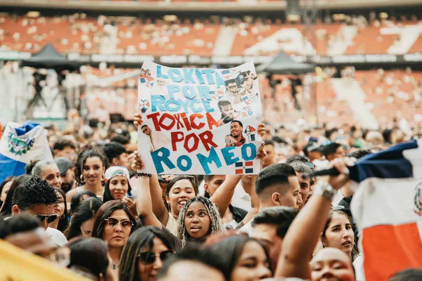 Banderas de República Dominicana, Venezuela, Ecuador, Argentina y otros países latinoamericanos ondearon durante el concierto, reflejando la diversidad del público asistente.