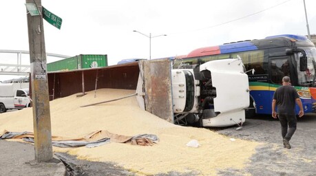 Camión cargado de maíz se vuelca e impacta autobús con 12 pasajeros en la autopista Duarte